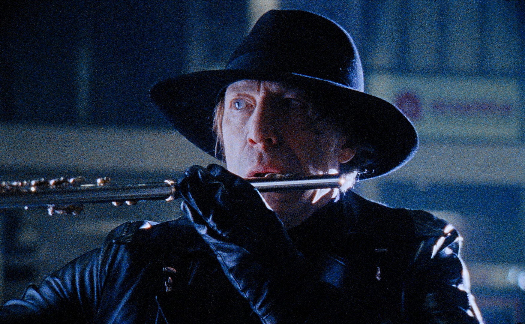 Ottaviano Blitch protagonista in La notte di Evelyn, regia Tommaso Ottomano — primo piano, character portrait, lead actor performer suonando flauto traverso, horror film scene, cinematic close-up
