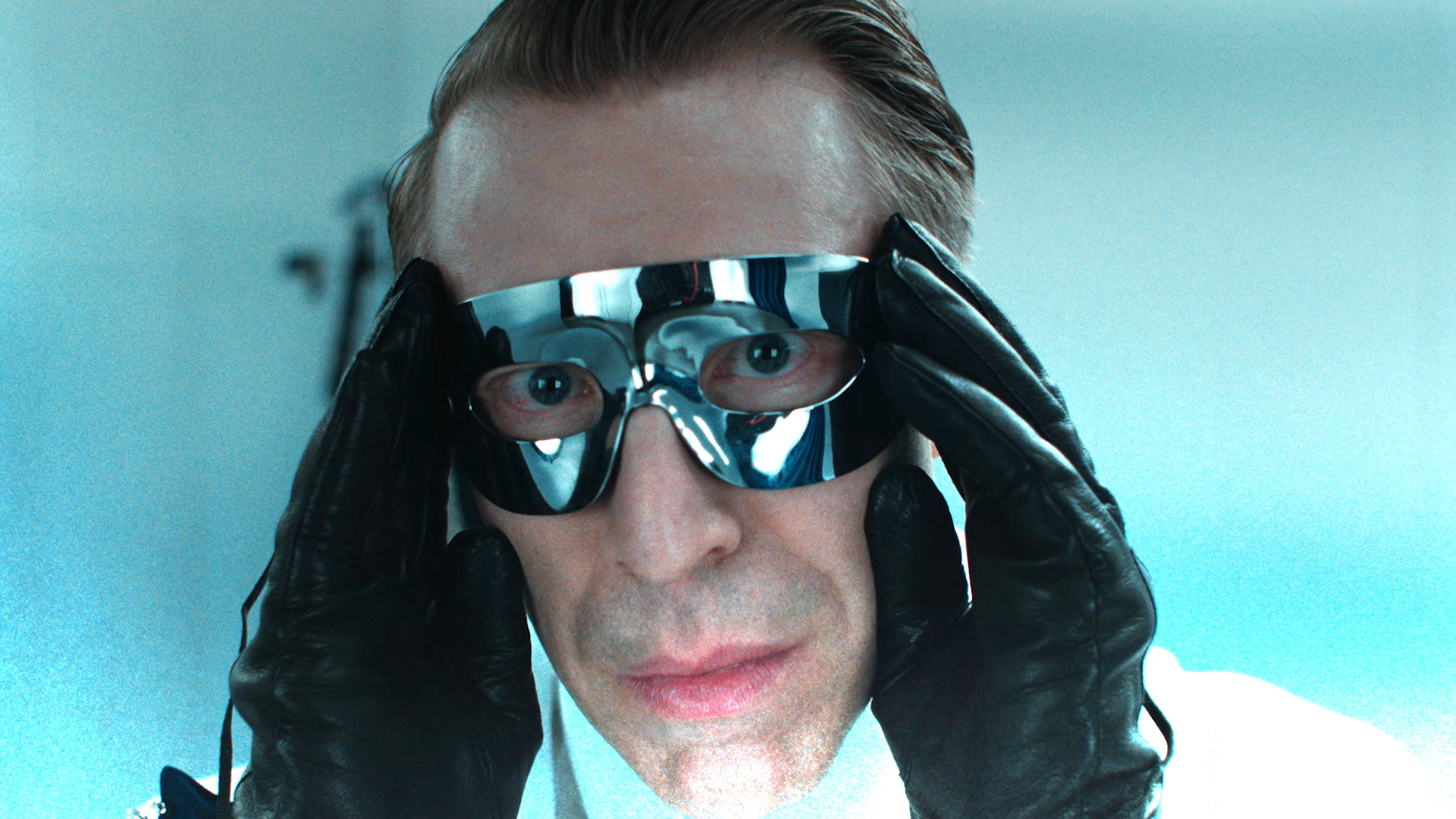 Ottaviano Blitch — campagna Roberto Cavalli, scena recitata, primo piano cinematografico, maschera a specchio e guanti in pelle, character intenso, actor and performer, Roberto Cavalli campaign acting scene, cinematic close-up performance, mirrored mask c
