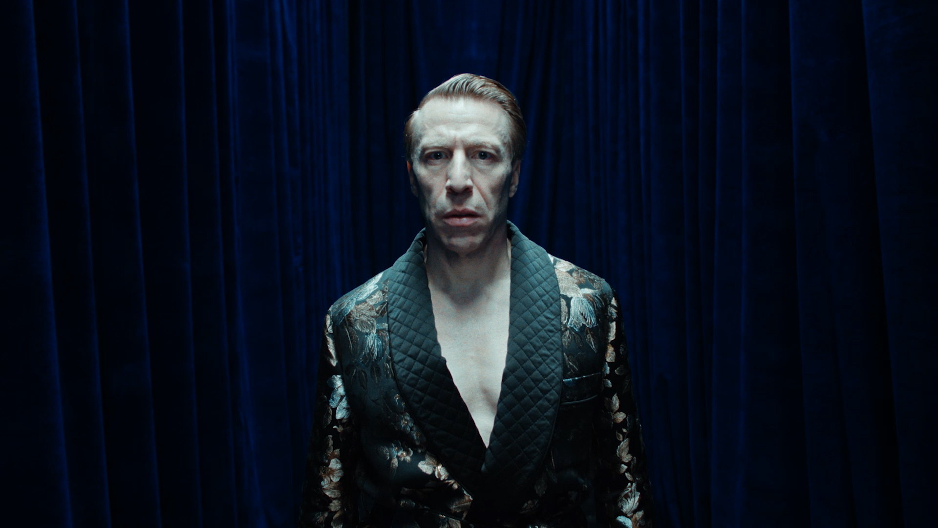 Ottaviano Blitch — campagna Roberto Cavalli, sfilata cinematografica in passerella, styling couture, presenza scenica, actor and performer, Roberto Cavalli fashion campaign, cinematic runway scene, editorial couture styling — 03