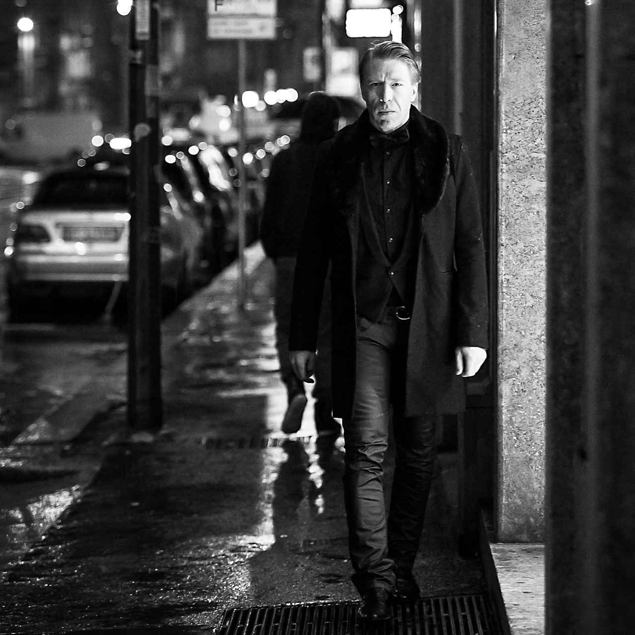 Ottaviano Blitch, Italian actor and performer, black and white urban night portrait on a city street, attore performer ritratto urbano notturno