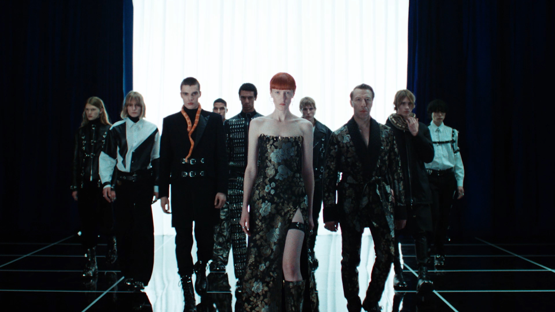 Ottaviano Blitch — campagna Roberto Cavalli, sfilata cinematografica in passerella, styling couture, presenza scenica, actor and performer, Roberto Cavalli fashion campaign, cinematic runway scene, editorial couture styling — 05