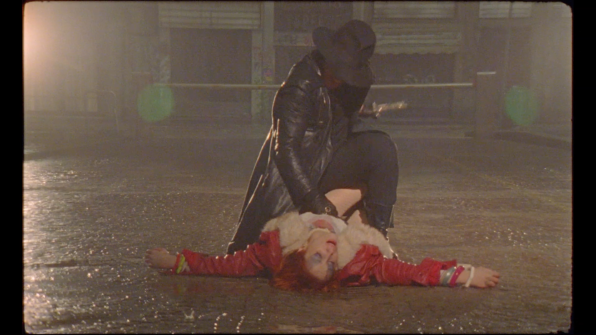 Ottaviano Blitch in La notte di Evelyn di Tommaso Ottomano — figura in campo largo, trench nero, atmosfera horror anni '80, lead actor, cinematic wide shot, Italian horror — 02