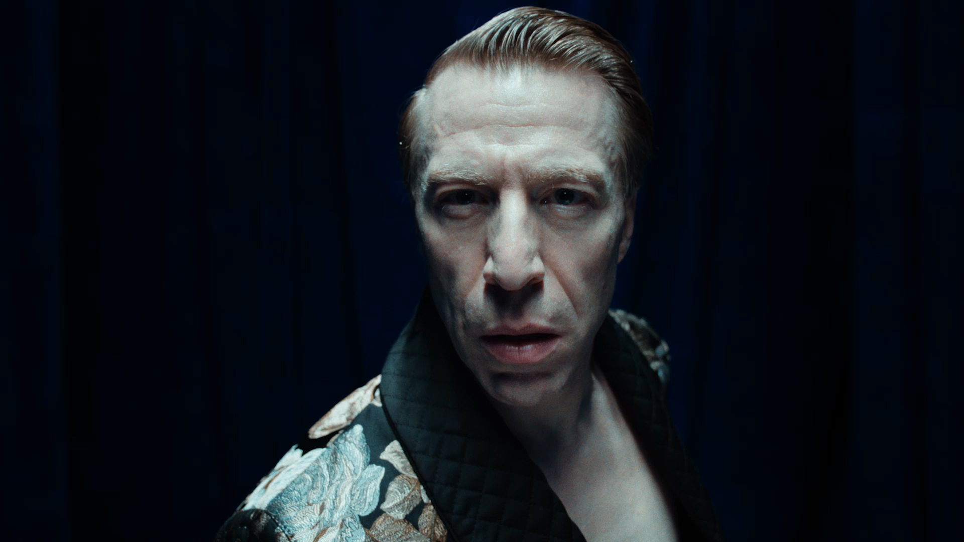 Ottaviano Blitch — campagna Roberto Cavalli, sfilata cinematografica in passerella, styling couture, presenza scenica, actor and performer, Roberto Cavalli fashion campaign, cinematic runway scene, editorial couture styling — 04