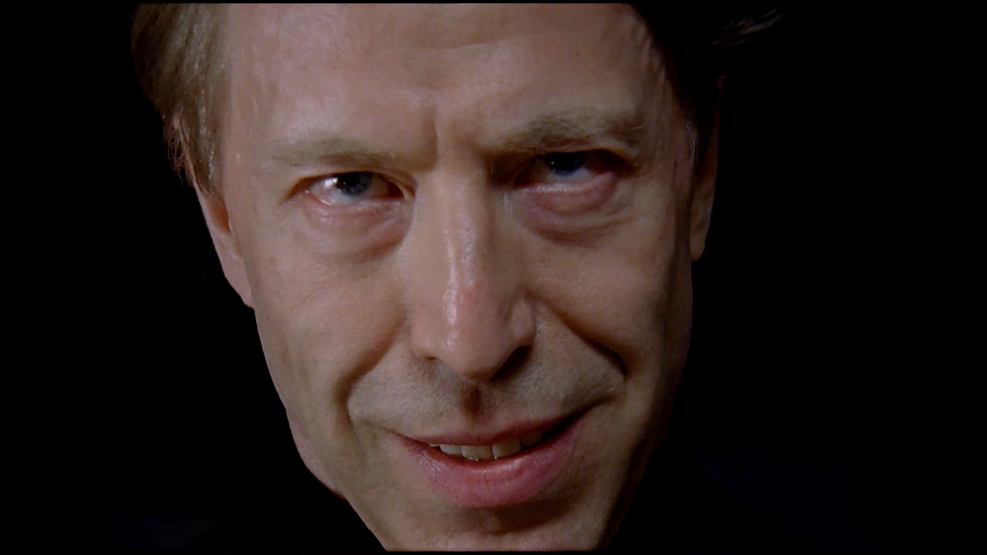 Ottaviano Blitch protagonista in La notte di Evelyn, regia Tommaso Ottomano — primo piano di follia, character portrait, lead actor performer, horror film scene, madness, cinematic close-up — 07