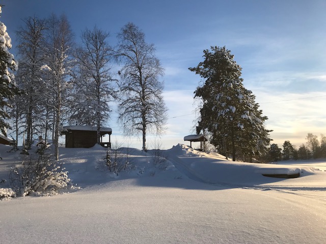 Auffahrt vom zugefrorenen See zum Grundstueck (Saunahäuschen)