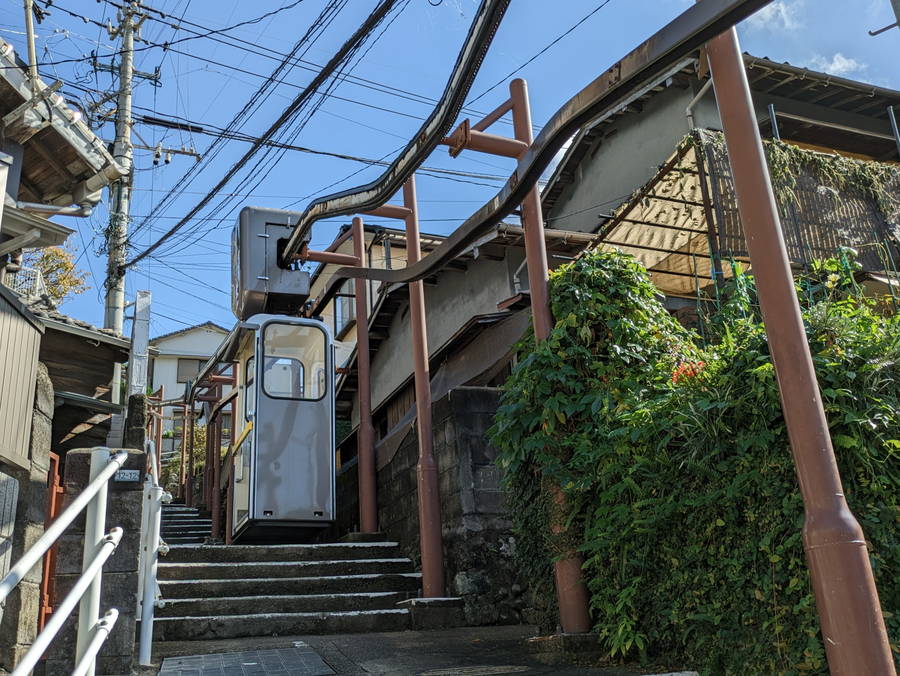 坂の街で活躍する希少な懸垂式モノレール 天神くん【長崎観光スポット】