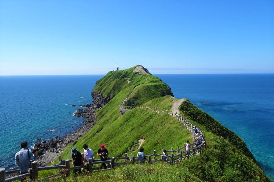 神威岬｜積丹ブルーの海と険しい地形に映える緑の絨毯はまさに絶景！【北海道観光スポット】