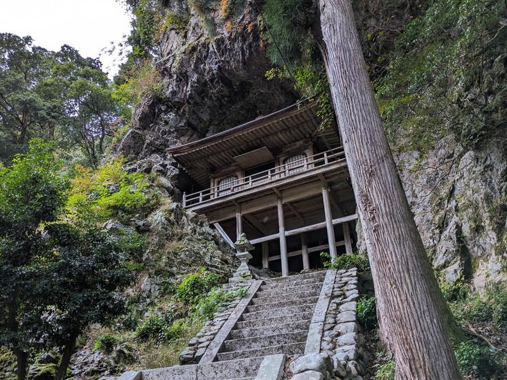 不動院岩屋堂｜600年の歴史を誇る三大投入堂の1つ！？【鳥取観光スポット】