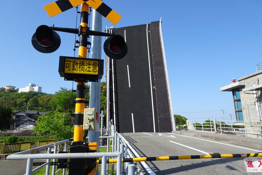 手結港可動橋｜まるで壁のようにそそり立つ橋【高知観光スポット】