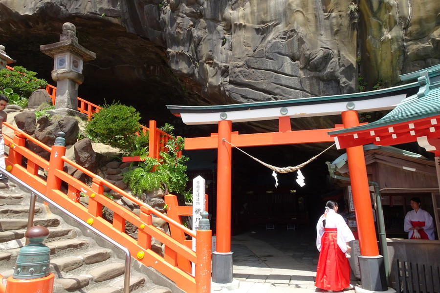 鵜戸神宮｜海岸線の絶景かつ奇抜な場所に建つ圧巻の神社【宮崎観光スポット】