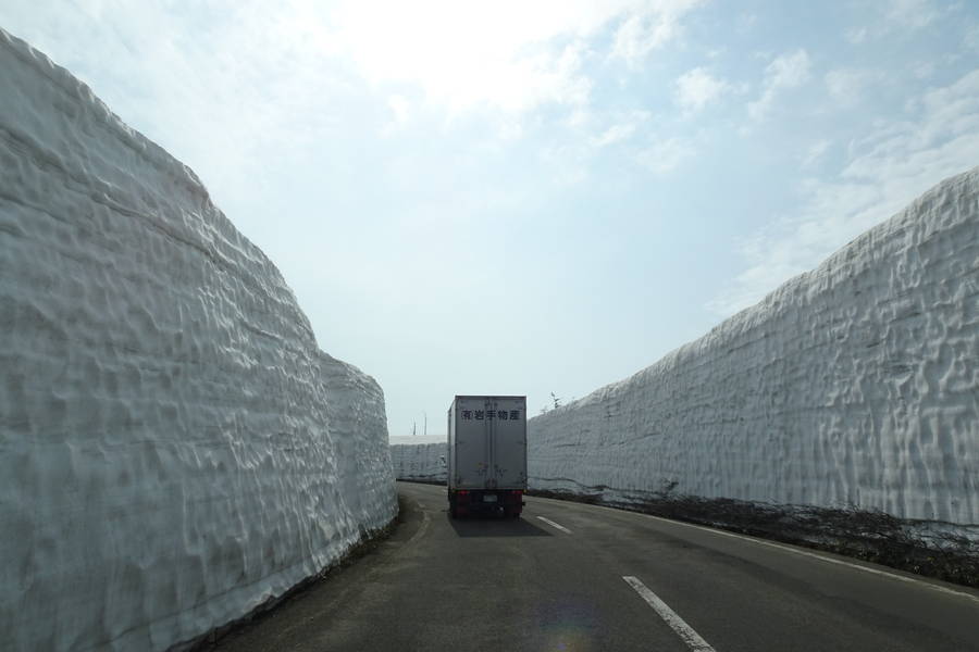 春は雪壁回廊の八幡平アスピーテライン【岩手観光スポット】