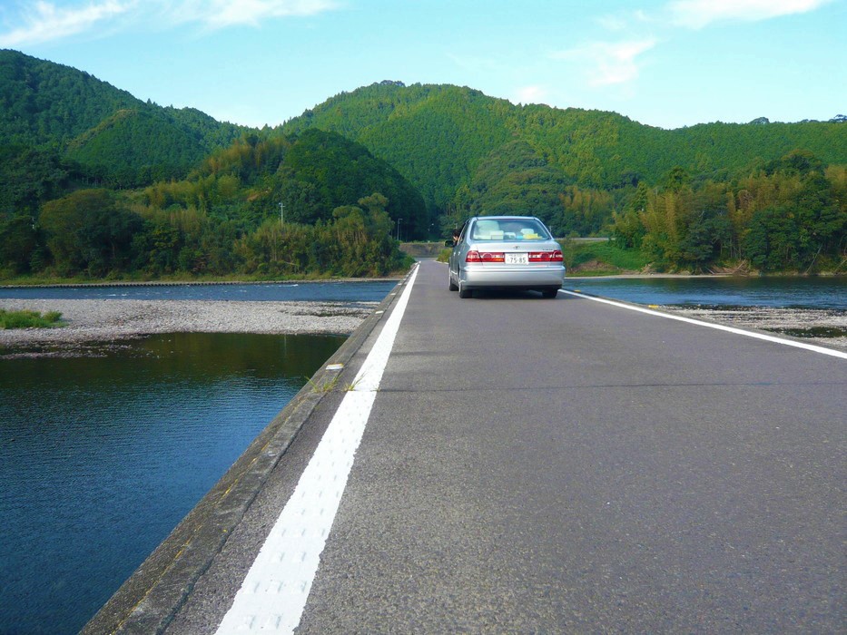 佐田沈下橋｜落ちるな危険！四万十の清流と融合する映える橋【高知観光スポット】
