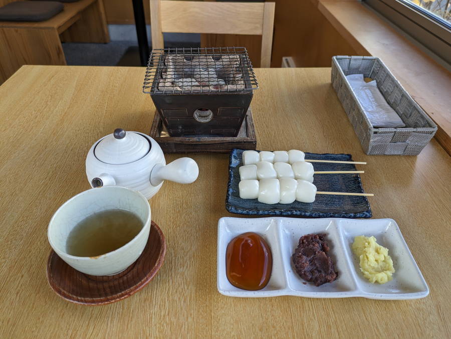 土井製菓｜パリふわとろ食感！炭火七輪で炙るお餅屋カフェ【鳥取グルメ】