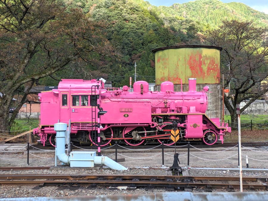 若桜鉄道のピンクSLとレトロな駅舎を活かしたカフェretro【鳥取観光スポット】