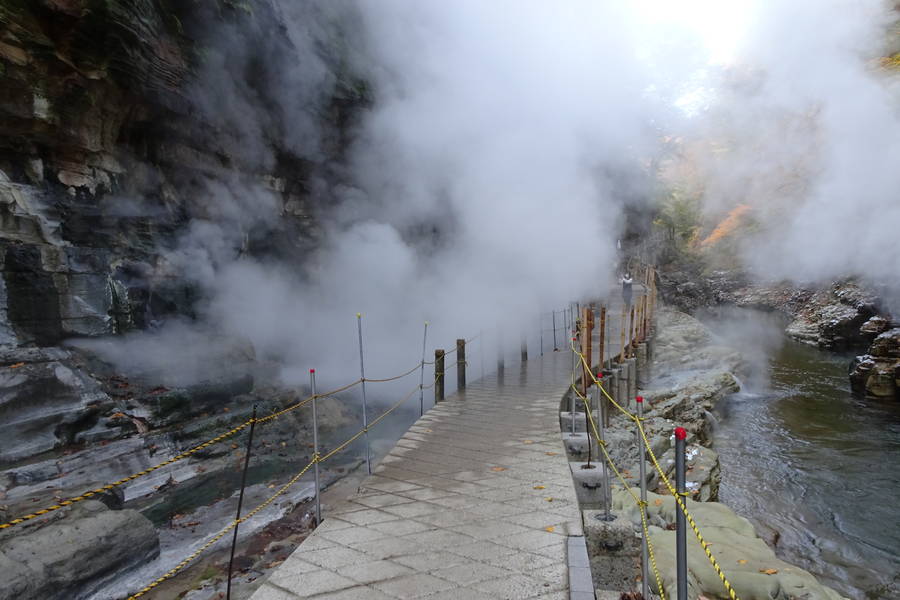 小安峡温泉・大噴湯｜間近で噴出する熱湯と蒸気の大迫力！秋は美しい紅葉【秋田観光スポット】