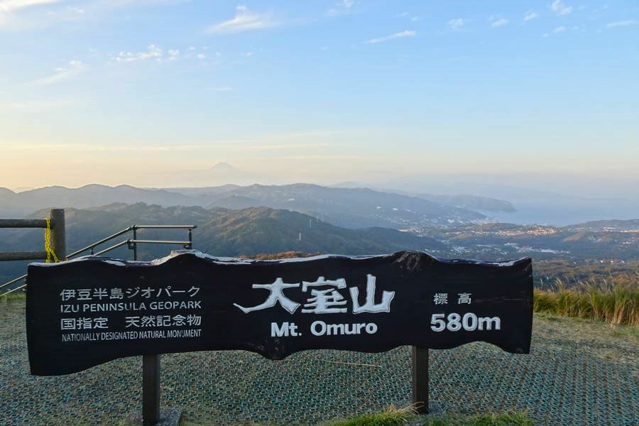 大室山｜夕日に輝く草原の山肌とダイヤモンド天城【静岡観光スポット】