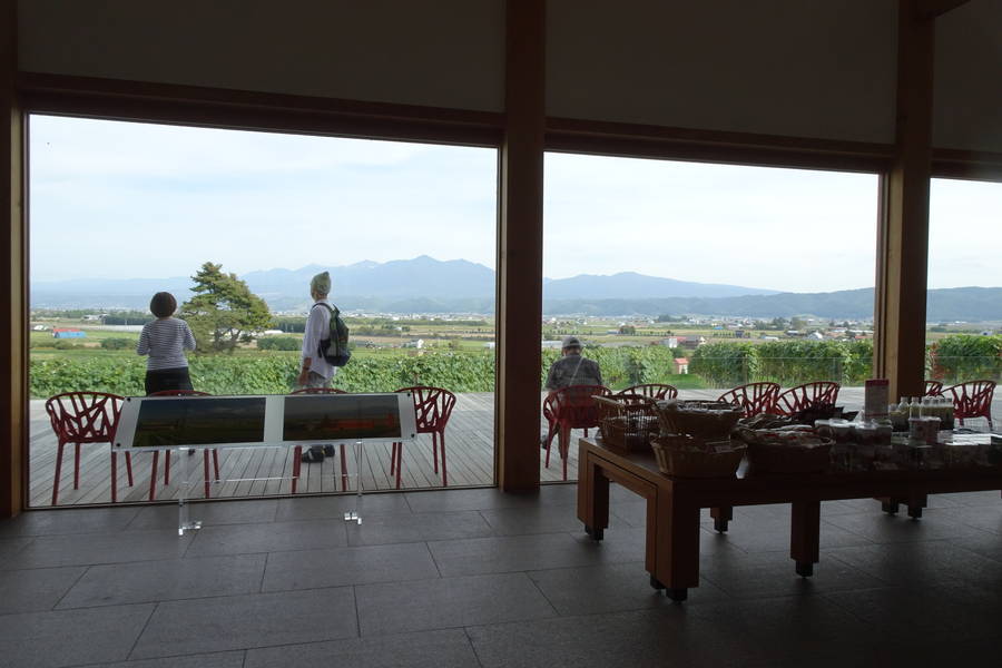 カンパーナ六花亭｜ロケーション抜群！限定品はふらの餅・富良野あんころ【北海道・富良野グルメ】