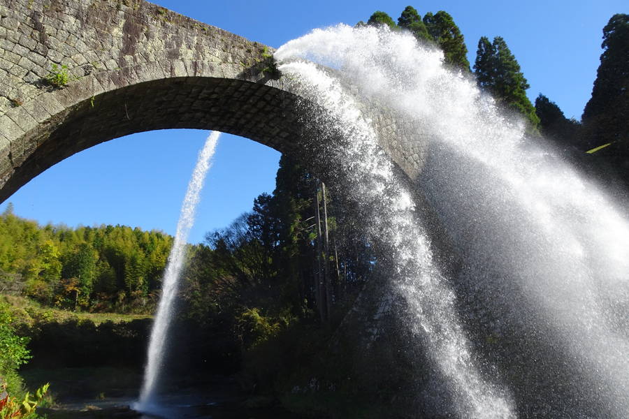 通潤橋｜日本最大の石造りアーチ水路橋からの放水【熊本観光スポット】