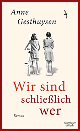 Rückenansicht zweier Mädchen, eines mit Fahrrad.