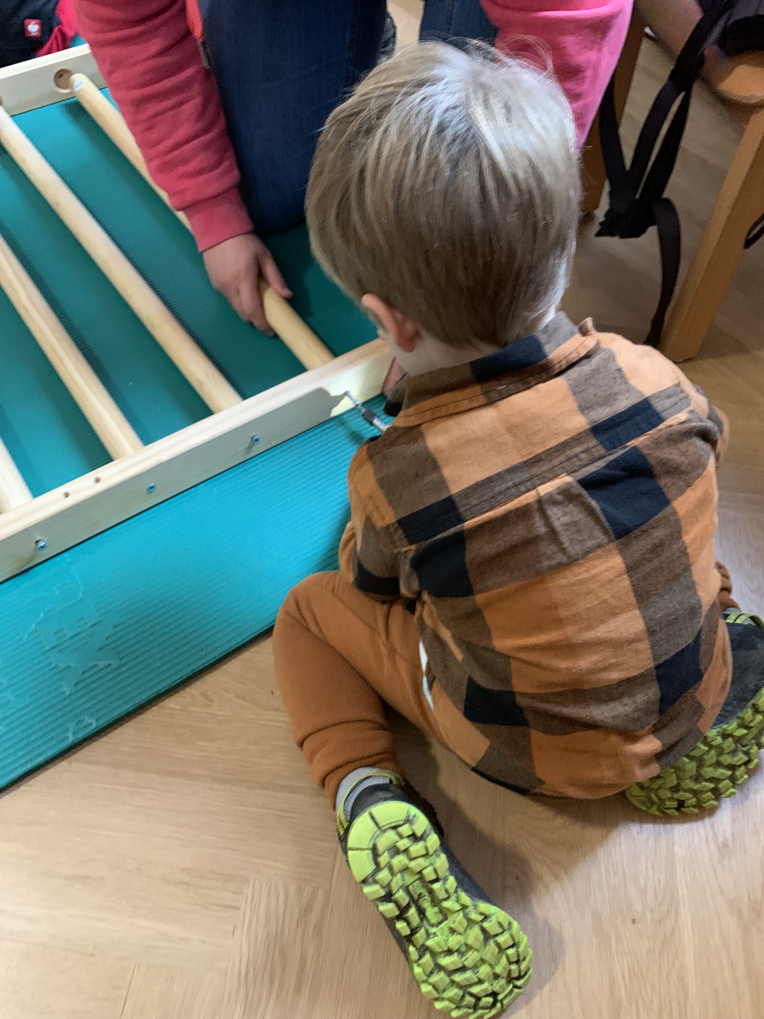 Auch die Kleinen helfen beim Bauchwochenende in der Kita ordentlich mit.