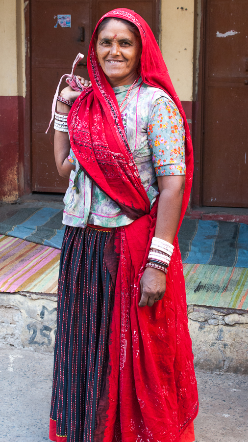 Lorsqu'un ghaggra (jupe) imprimé est porté par une femme mariée dont le mari est encore en vie, une large bordure rouge est ajoutée à l'ourlet.