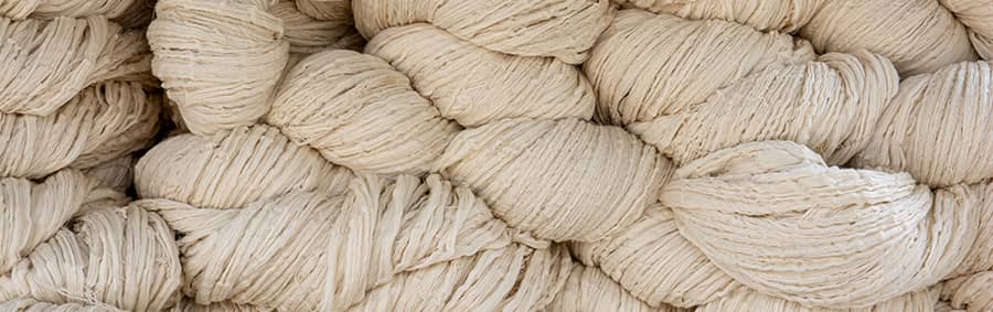 Écheveaux de coton prêts pour la teinture.