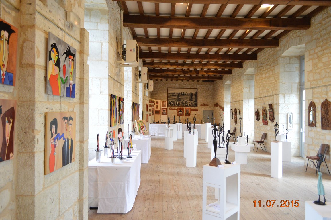 2015 - 24 Saussignac - Salle du Château - Exposition avec Eve Delaneuville, sculpteur sur bois, Aliou Bolly et Claude Millet, artistes peintres