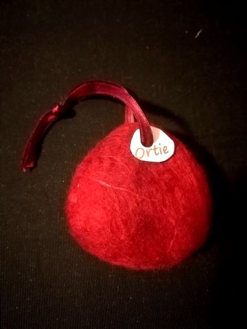 savon feutré de laine merinos rouge avec fibres de soie. petit ruban pour l accrocher