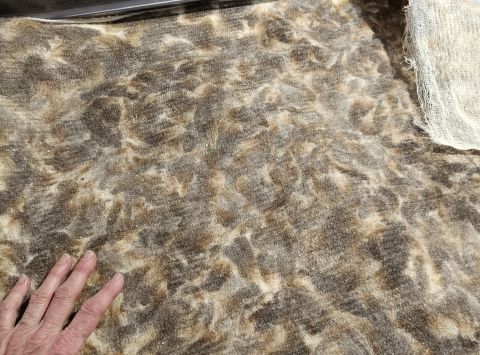 création d'un tapis en laine locale aiguilletée