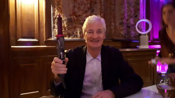 Hotel Salamen de Rothschild, Paris James Dyson präsentiert seine neueste Erfindung, den Airwrap Haarstyler