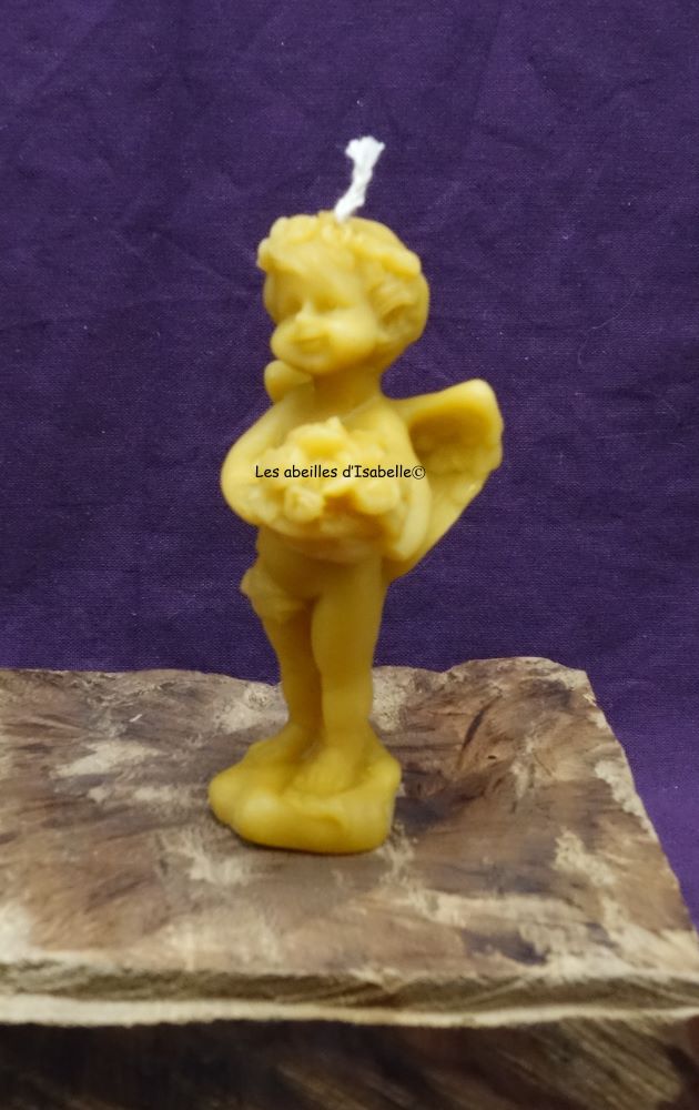 bougie en cire d'abeille en forme d'ange réalisé dans mon rucher www.lesabeillesdisabelle.fr
