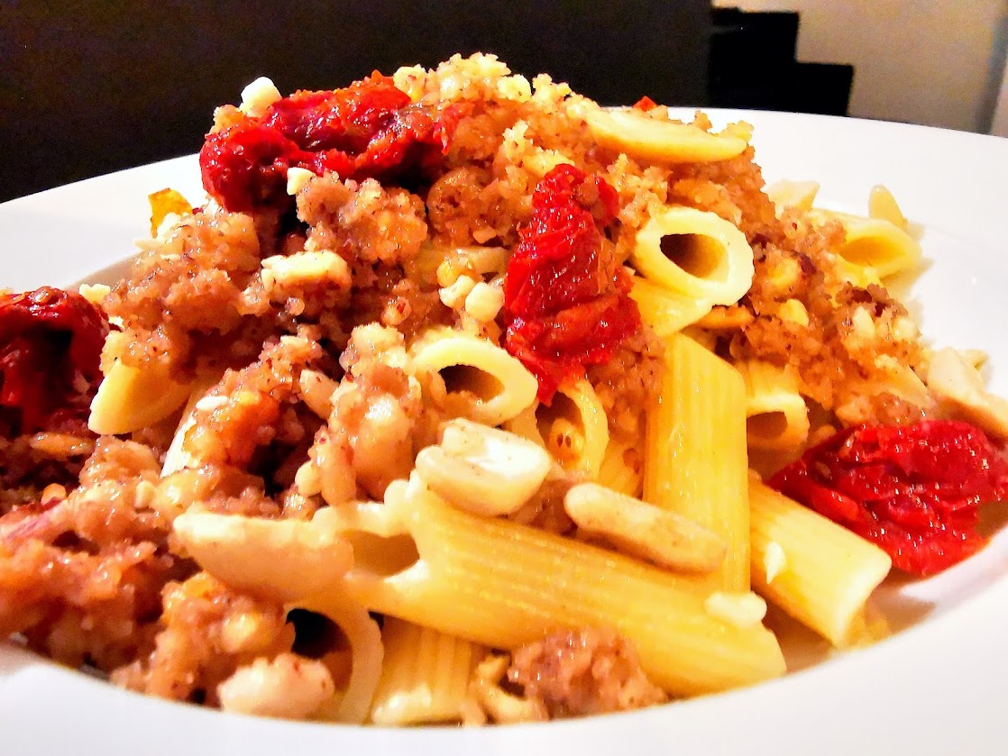 Pasta met amandelen, seitan en zongedroogde tomaatjes