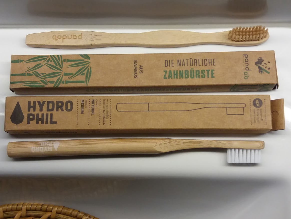 Fris met bamboo en tandpasta uit een potje