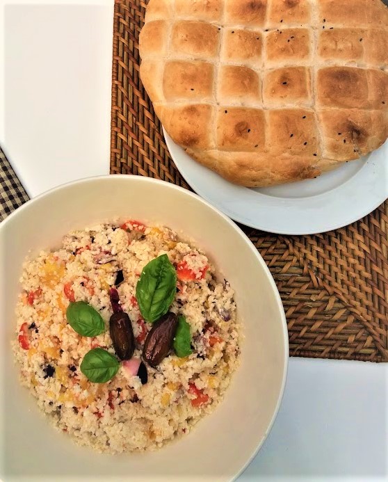 Salade van bloemkool met paprika en gedroogde pruimpjes