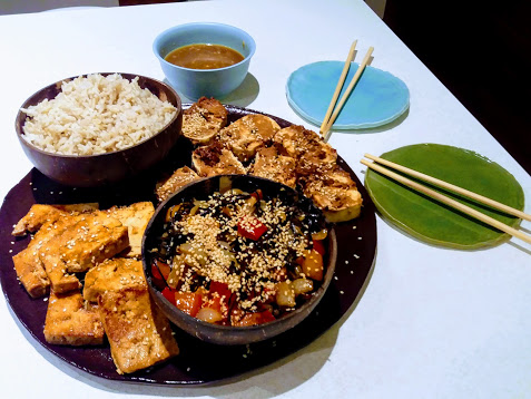 Gemarineerde en gestoomde of gebakken tofu 
