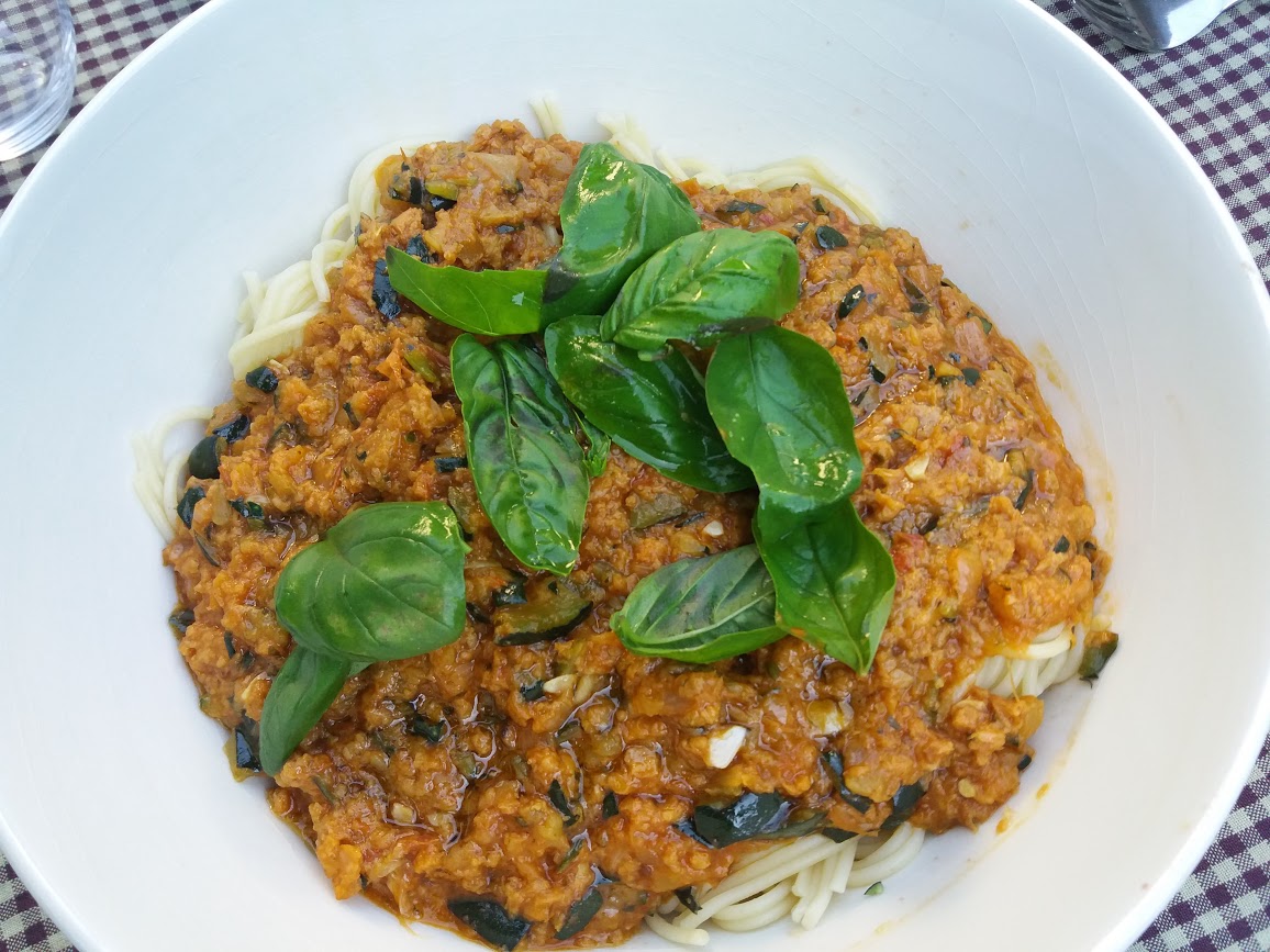 Pastasaus met courgette en vegan merguez