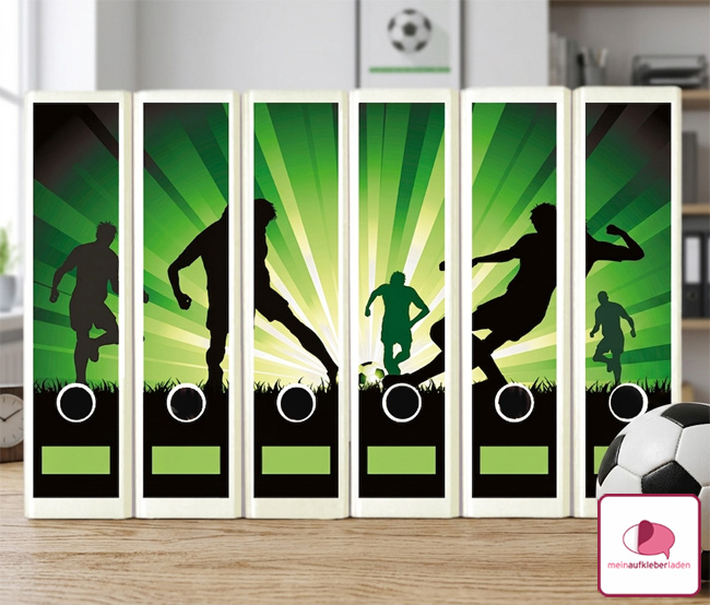 Sportliche grüne Ordnerrückenaufkleber mit Fußballspieler - Panoramamotiv für breite Ordner