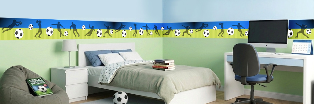 Jugendzimmer mit einer blau-grünen Fußball-Wandbordüre, die Kicker-Silhouetten und Fußbälle zeigt.