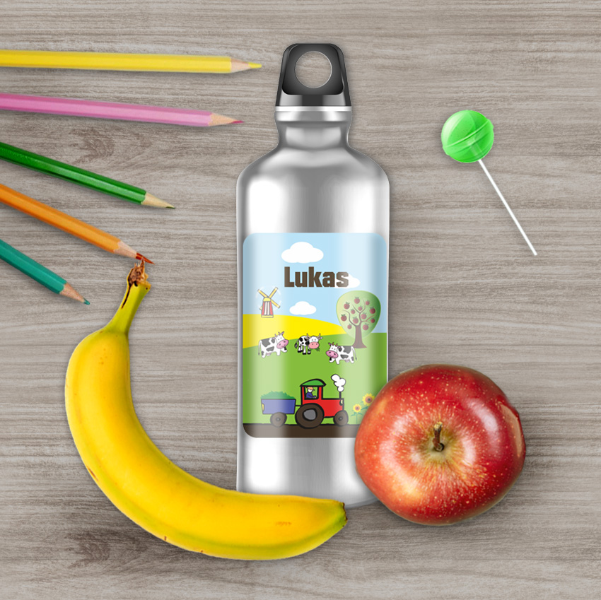 eckiger Trinkflaschenaufkleber Motiv: Bauernhof mit Traktor, Kühe, Windmühle und Felder - Beispielbild wie der Namensaufkleber auf einer Trinkflasche klebt