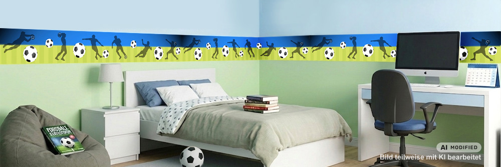 Jugendzimmer mit einer blau-grünen Fußball-Wandbordüre, die Kicker-Silhouetten und Fußbälle zeigt.