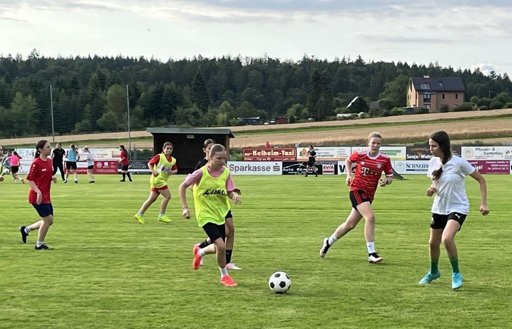 Der Fußballplatz in Ihrlerstein ist voll mit jungen Mädchen, die Fußball als ihre neue Leidenschaft entdeckt haben. Foto: David Santl