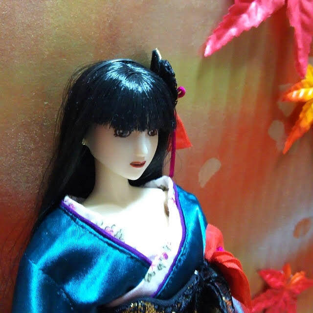 赤い唇、白い肌、黒い髪のコントラストが美しい。