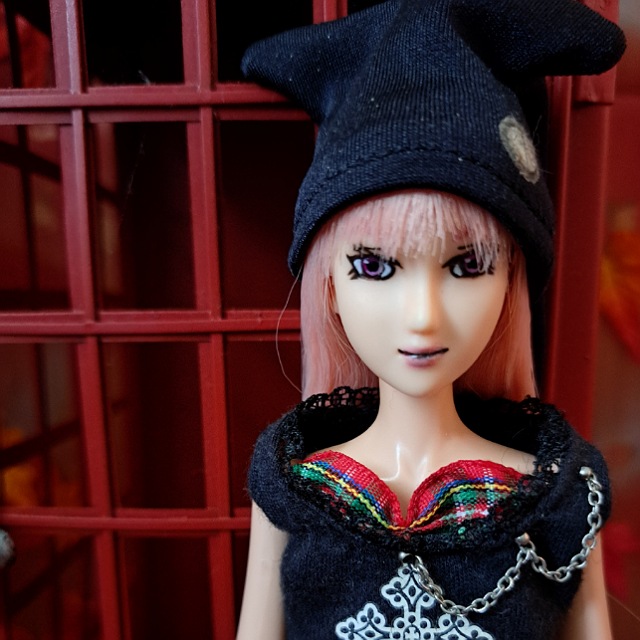 一見、未成年者に見えるが、れっきとした成人男性である。一人称は「俺」。色気も食い気も肉食系である。