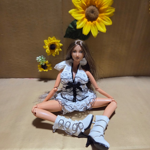 あぐらをかいている揚羽。かぼちゃパンツをはいているので大丈夫（？）。