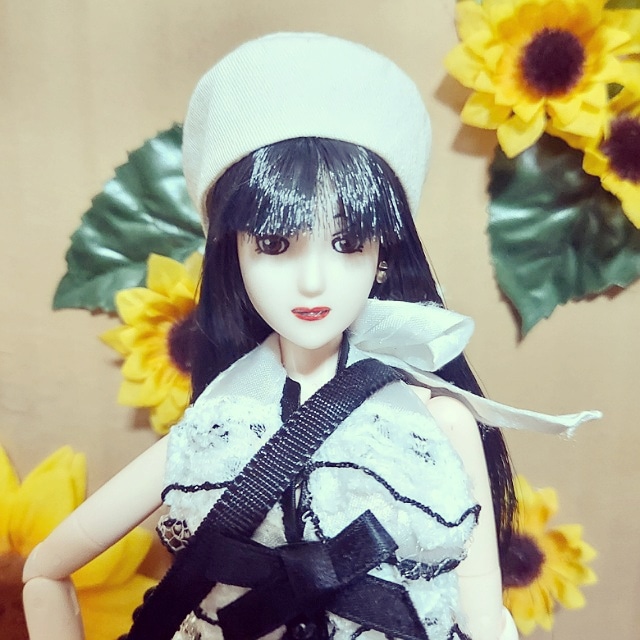 夏女、松永緋奈。髪色や肌色に合わせた白黒コーディネート。トップスはホルターネックで、ご覧の通りリボン結び。これならば、ある程度胸が大きなお人形にも着せられる。
