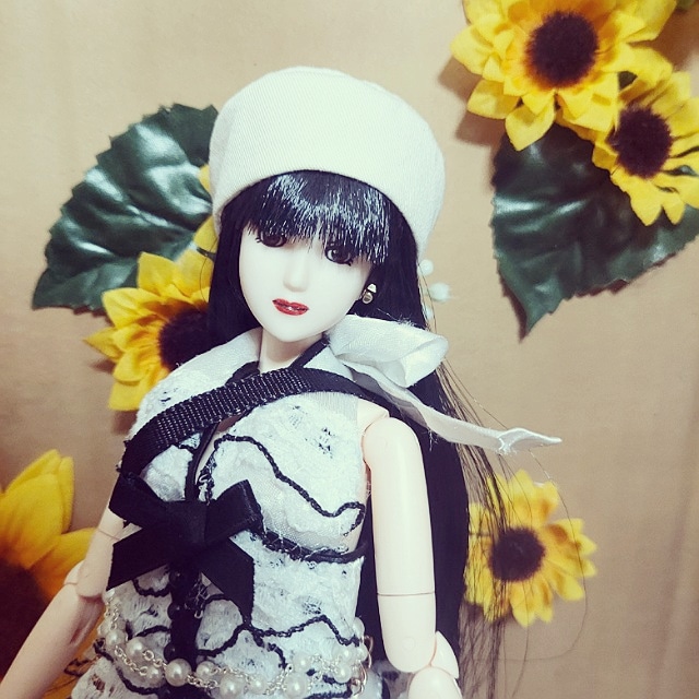 夏らしくない色白の肌だが、緋奈は自身の髪や肌などの色を自由自在に変えられる（自己再生能力の延長）。それで唇や爪などの色をも変えられるので、普通の人間のようには化粧品を必要としない。うらやましい能力だね。