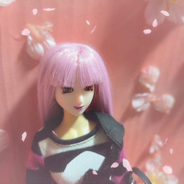 彼女の髪の毛は桜色。