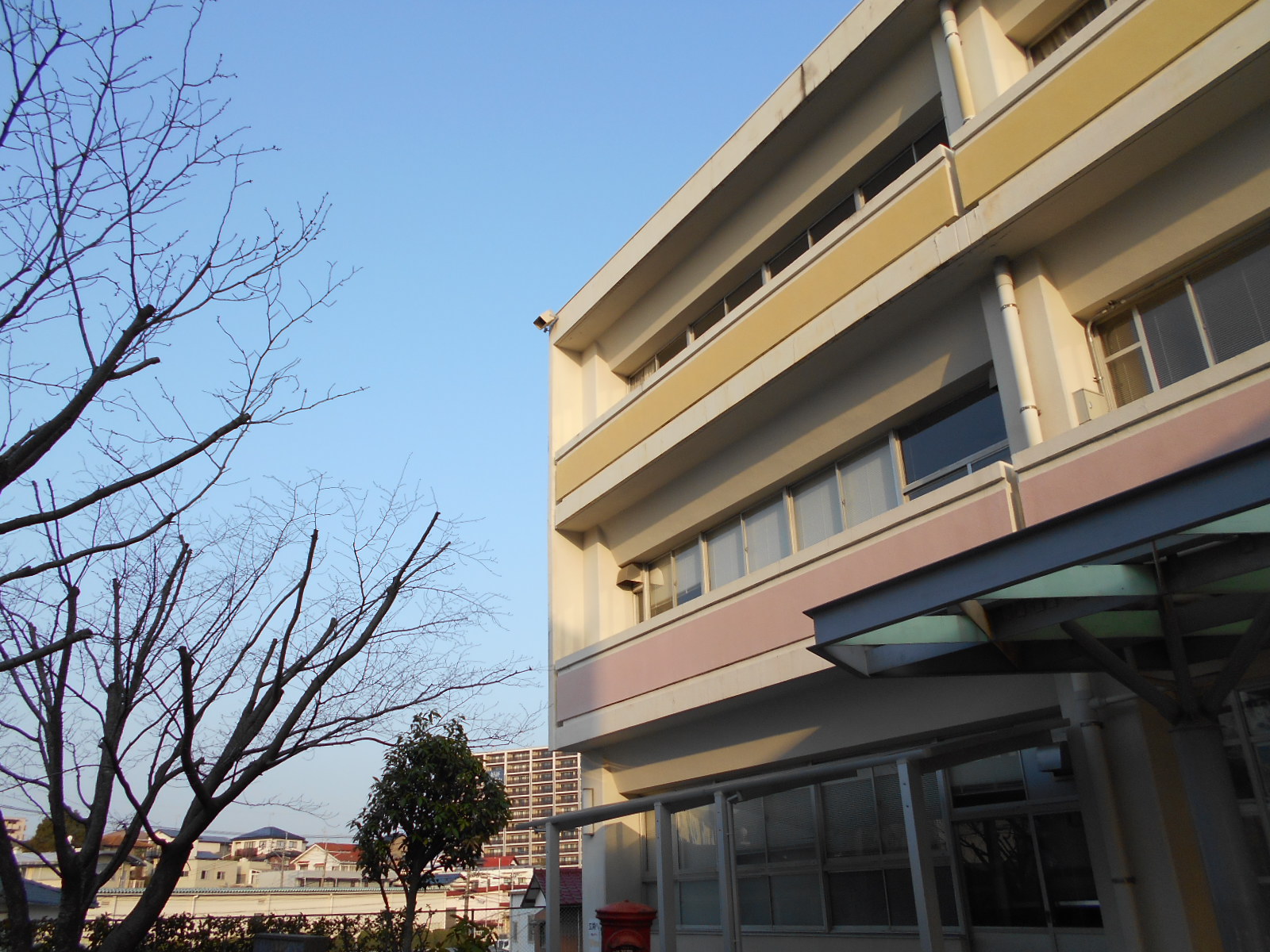 本館前にて