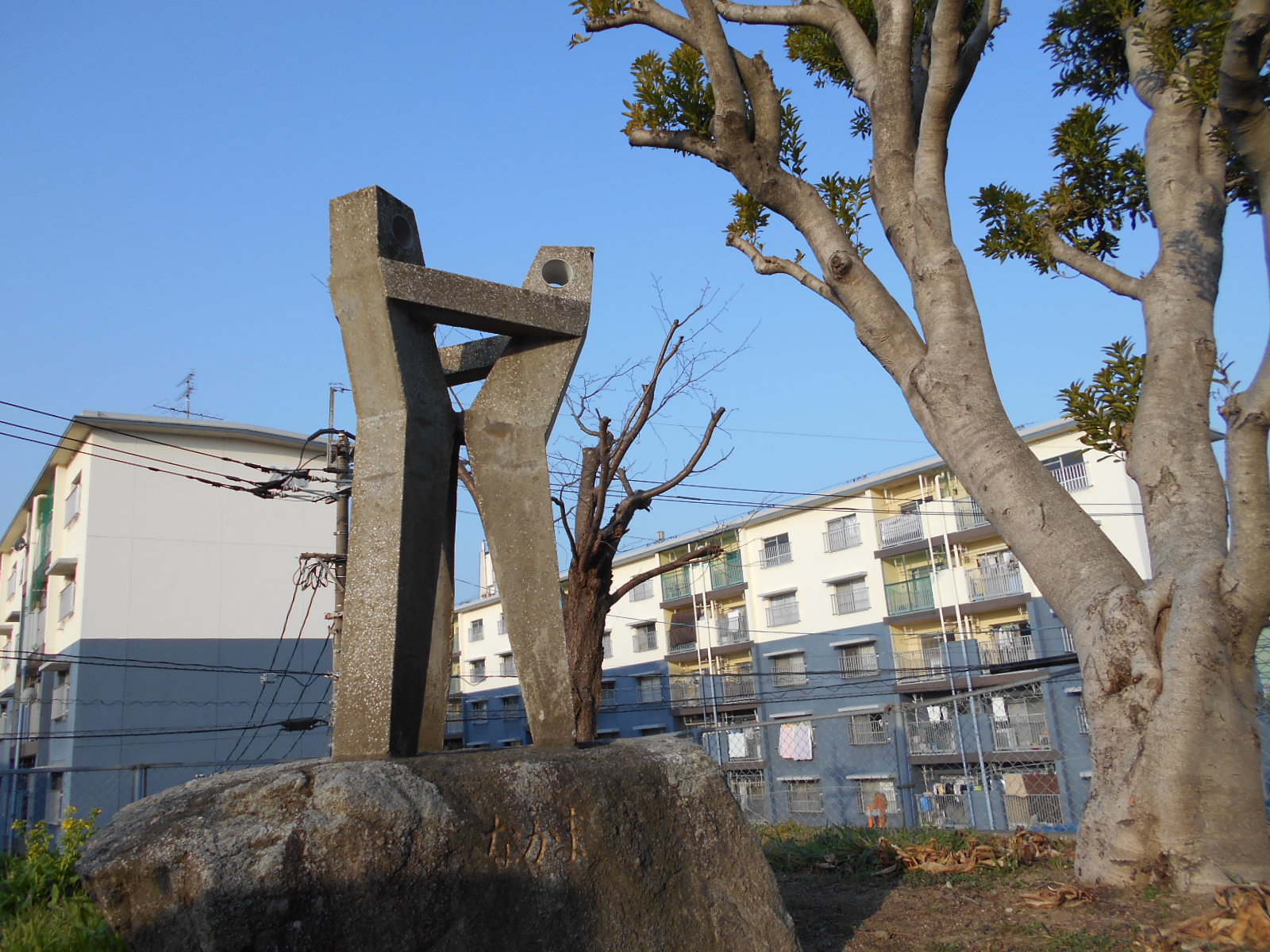 校門を入ってすぐのモニュメント
