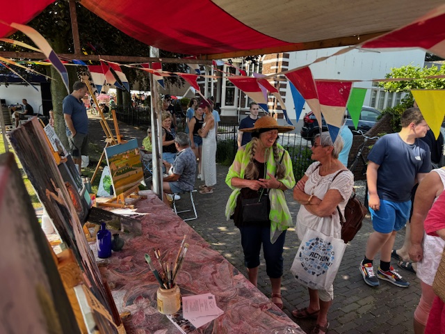Gezelligheid bij de kraam van de Schilderclub - Waterrecreatiedag 2025